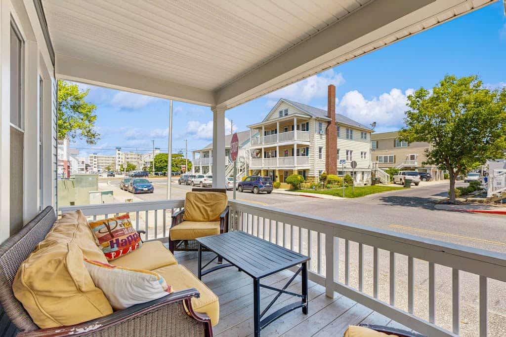 Walk Everywhere - Cute Coastal Cottage - Alfresco Dining, Outdoor Shower & Porch