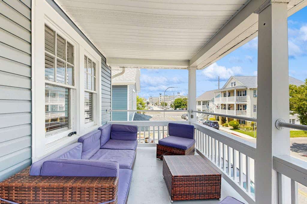 2nd-Floor Apartment w/Balcony, Partial AC, Shared Gas Grill, Washer/Dryer