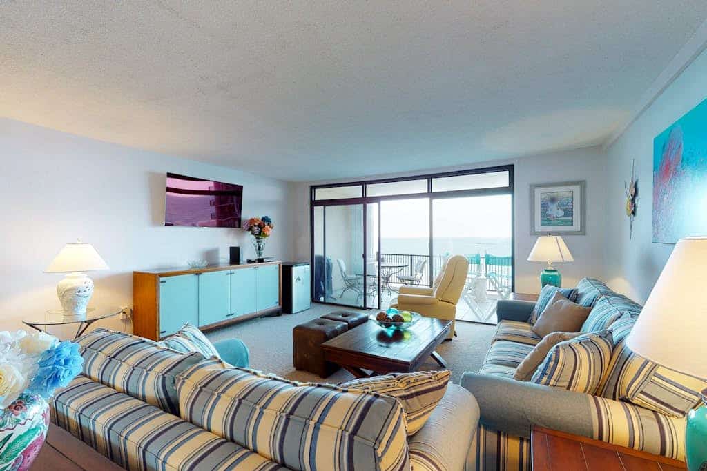 Cozy condo in beachfront complex with pool & W/D