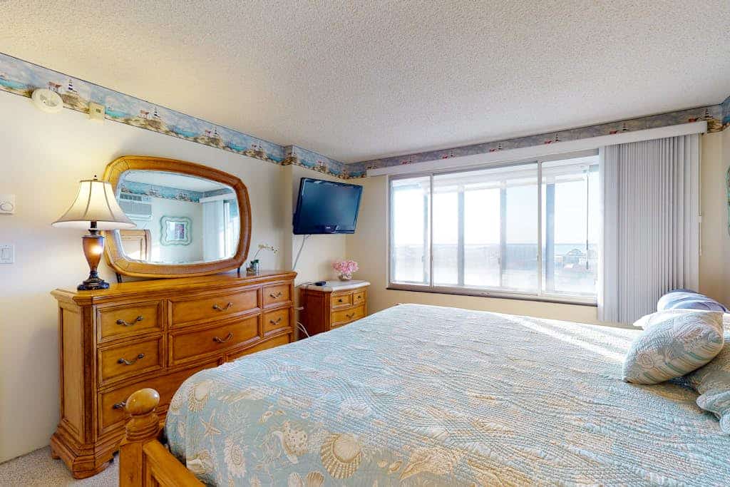 Cozy condo in beachfront complex with pool & W/D