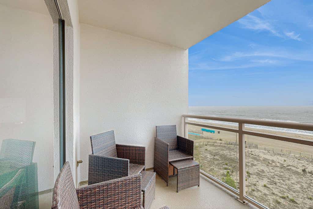 Oceanfront Condo with Balcony, WiFi, Central AC, W/D & Shared Outdoor Pool