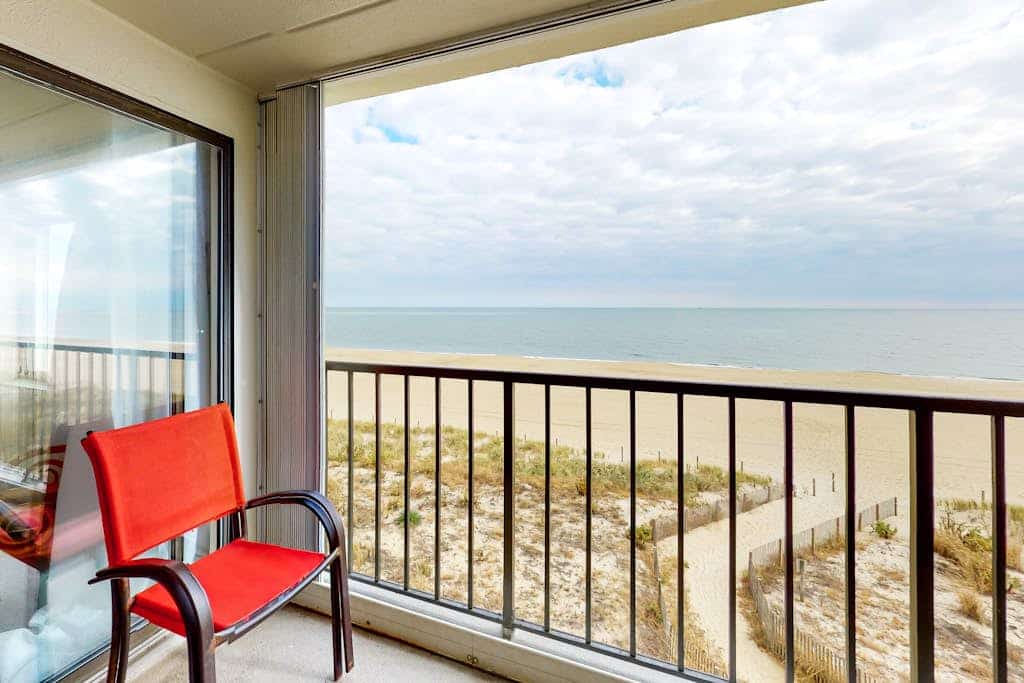 Oceanfront Condo w/ Balcony, Lovely View, AC, W/D & Shared Indoor/Outdoor Pools