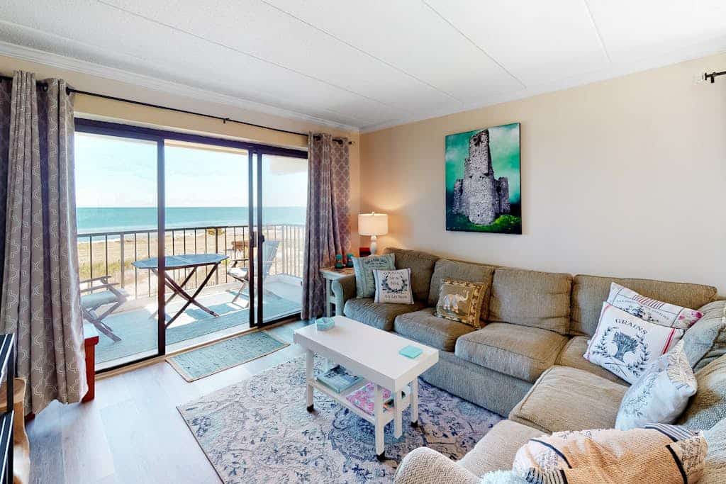 Oceanfront Condo w/ Balcony, Amazing View, AC & Shared Indoor/Outdoor Pools
