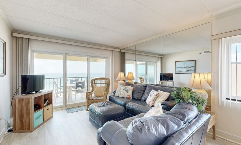 Oceanfront condo with great views, balcony, AC & shared indoor/outdoor pools