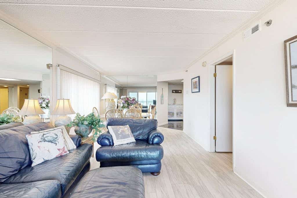 Oceanfront condo with great views, balcony, AC & shared indoor/outdoor pools