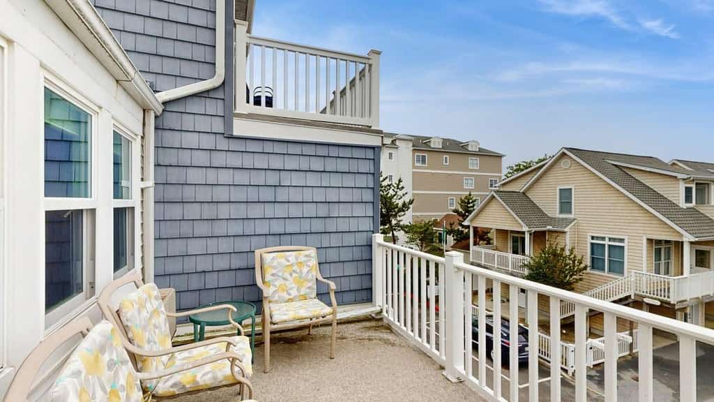 Oceanfront Townhome w/ Multi-Level Decks, Great View, W/D & Beach Access