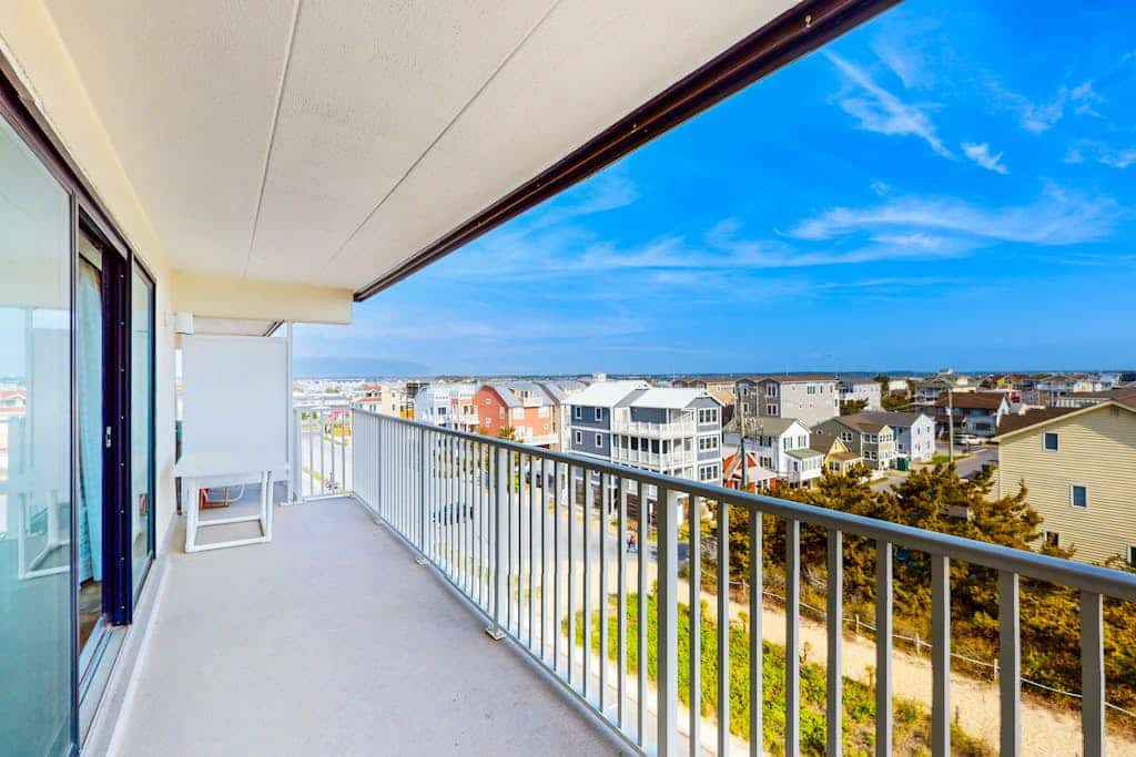 Top Floor Condo in Beachfront Condo w/Shared Pool, WiFi, AC, W/D, Water Views