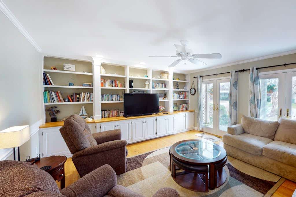 Quiet Family Home 4 Blocks from the Beach/Boardwalk with Deck, WiFi & Fireplace