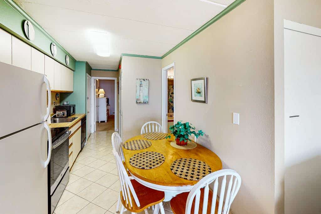 Oceanfront Condo with Balcony Overlooking the Beach, AC, WiFi & Laundry