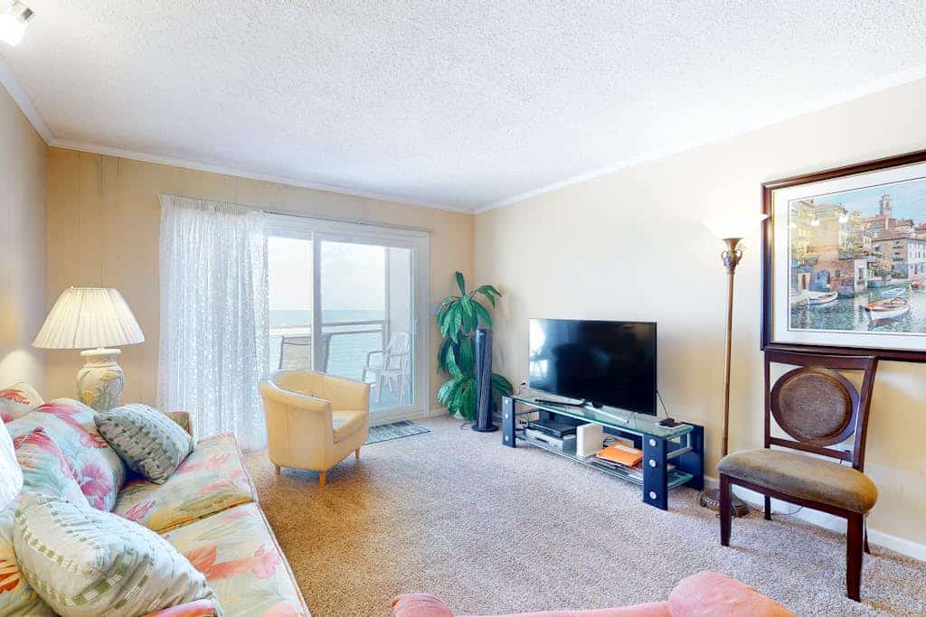 Oceanfront Condo near the Boardwalk with Balcony, AC, WiFi & Shared Pool