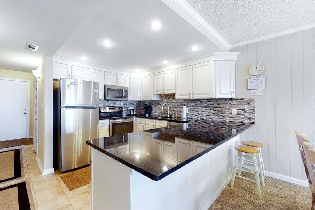 Oceanfront Condo near the Boardwalk with Balcony, AC, WiFi & Shared Pool