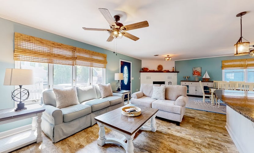 Inviting home near beaches with fast WiFi, AC, full kitchen & W/D - dog-friendly