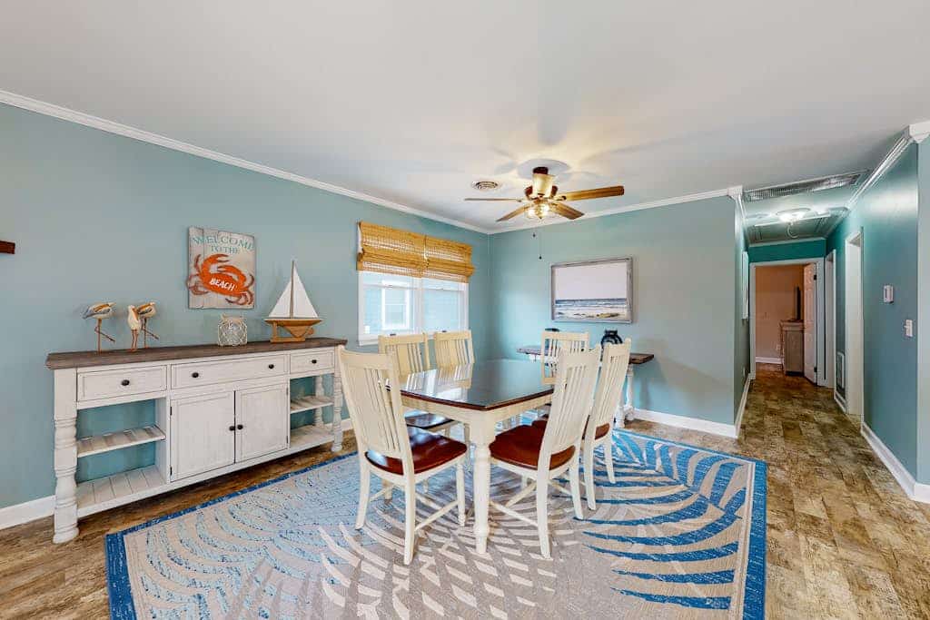 Inviting home near beaches with fast WiFi, AC, full kitchen & W/D - dog-friendly