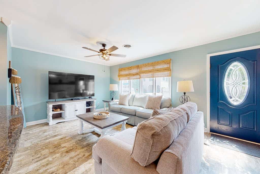 Inviting home near beaches with fast WiFi, AC, full kitchen & W/D - dog-friendly