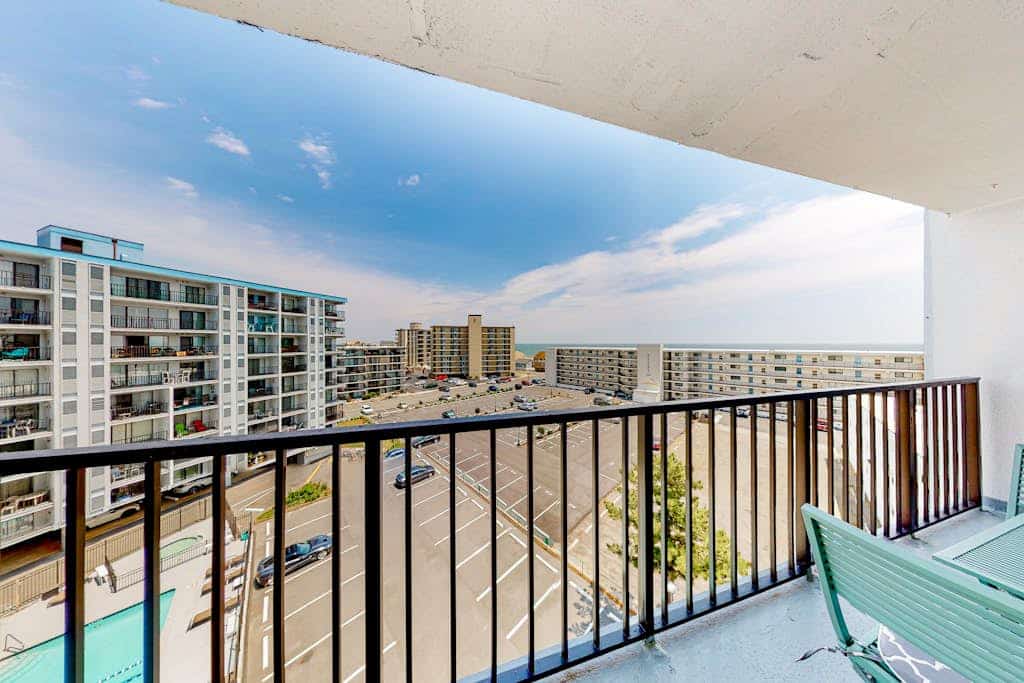 7th-floor condo with sunset & ocean views, pool, balcony, outdoor shower, W/D