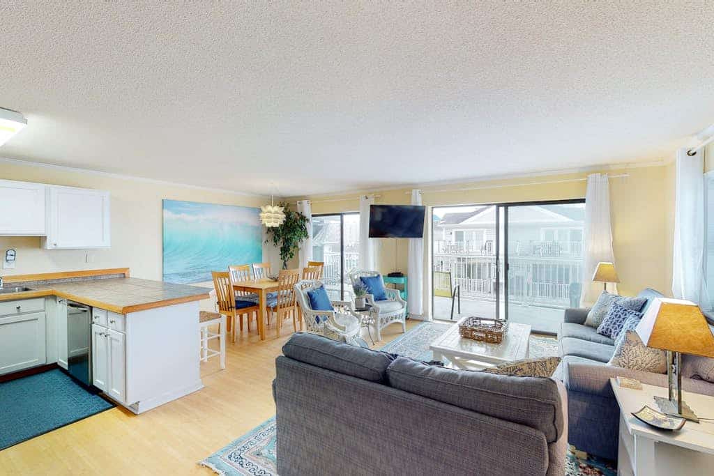 Well-appointed, ocean block condo with a large balcony, AC, and pool access