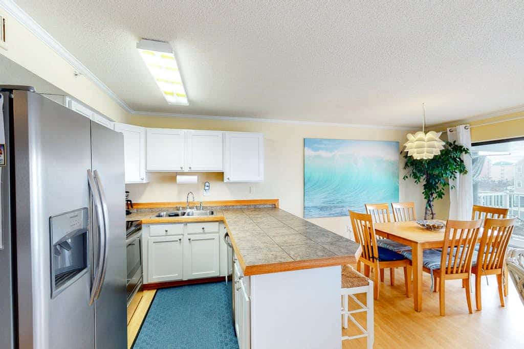 Well-appointed, ocean block condo with a large balcony, AC, and pool access