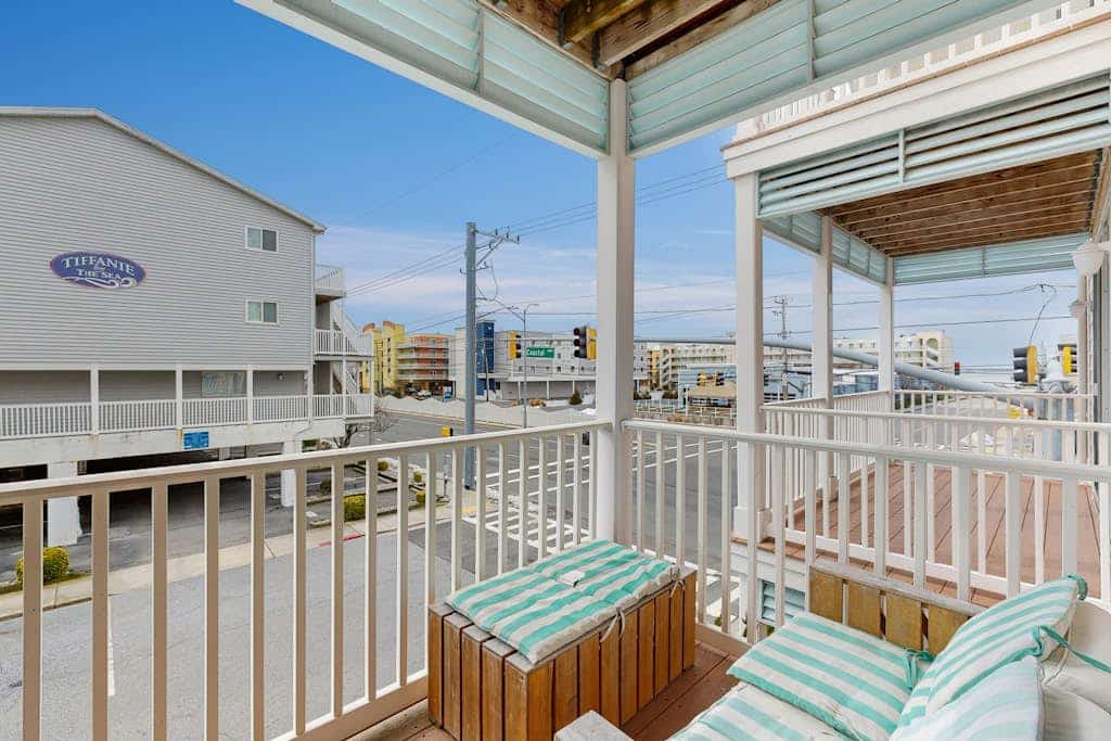 Newly Renovated, 3-Story Townhome with Balconies, WiFi, AC & Washer/Dryer