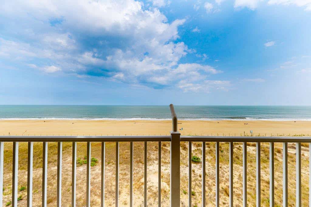 Oceanfront condo with balcony, pool, washer/dryer, & full kitchen - golf nearby