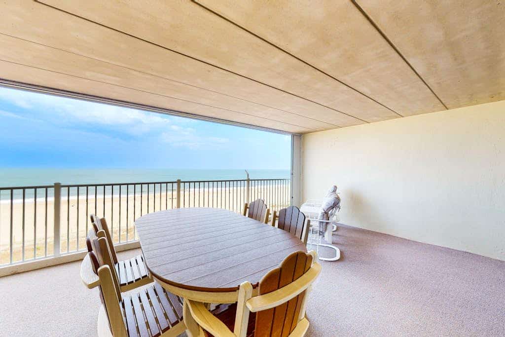 Oceanfront condo with balcony, pool, washer/dryer, & full kitchen - golf nearby