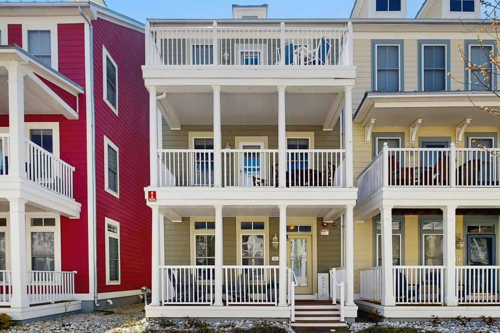 4-story townhome with resort pools, beaches, water access, & great location