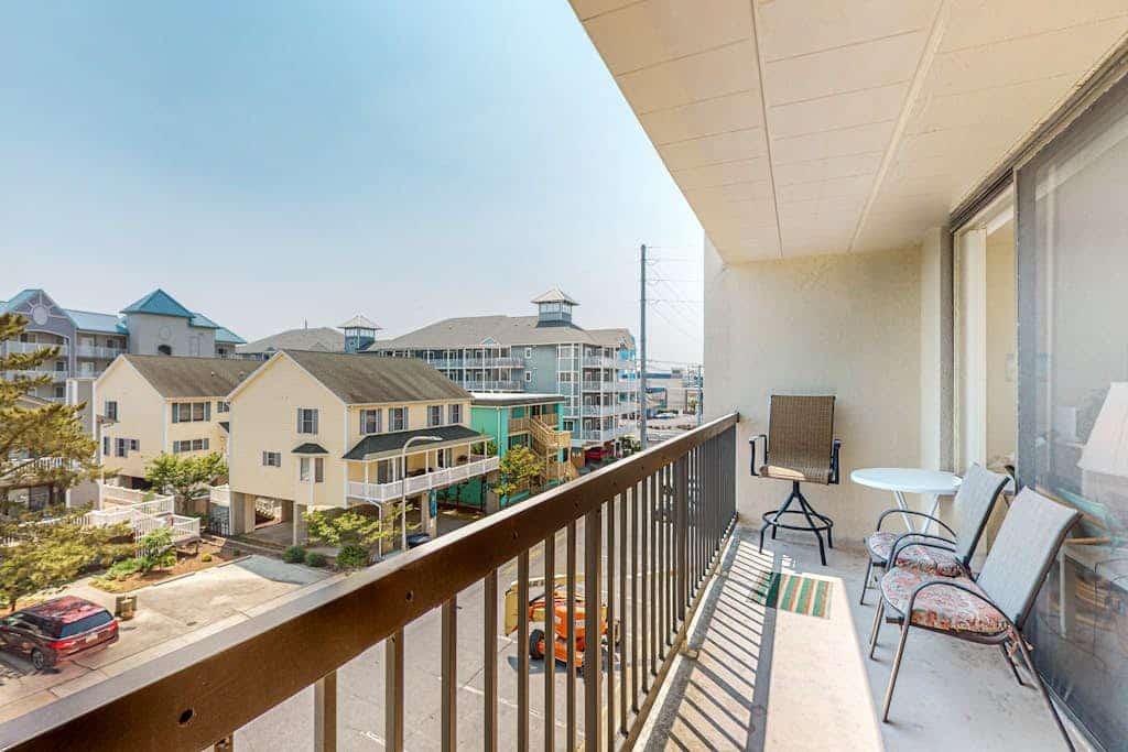 4th-floor condo near the beach with balcony, outdoor shower, washer/dryer & AC