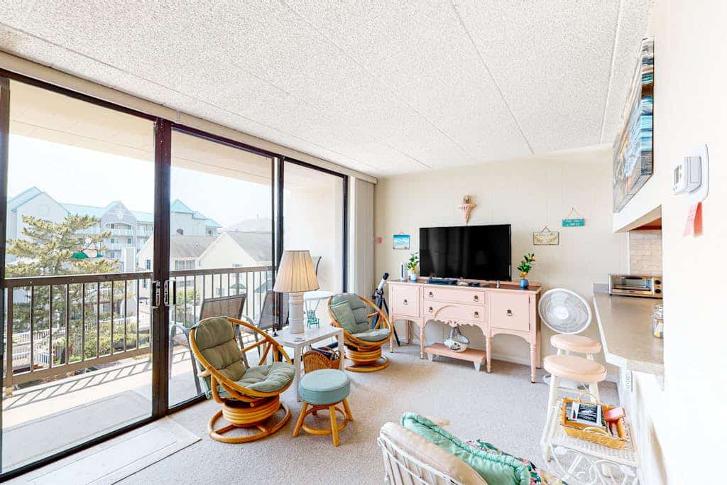 4th-floor condo near the beach with balcony, outdoor shower, washer/dryer & AC