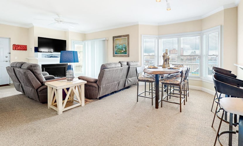 3rd-floor condo 1 block from ocean with pool, balcony, outdoor shower, W/D, AC