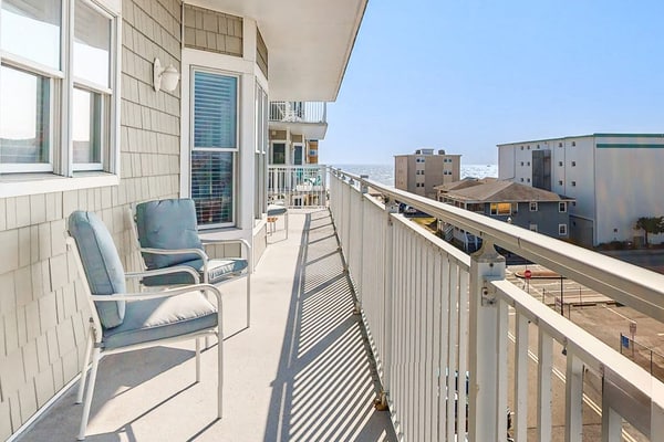 3rd-floor condo 1 block from ocean with pool, balcony, outdoor shower, W/D, AC