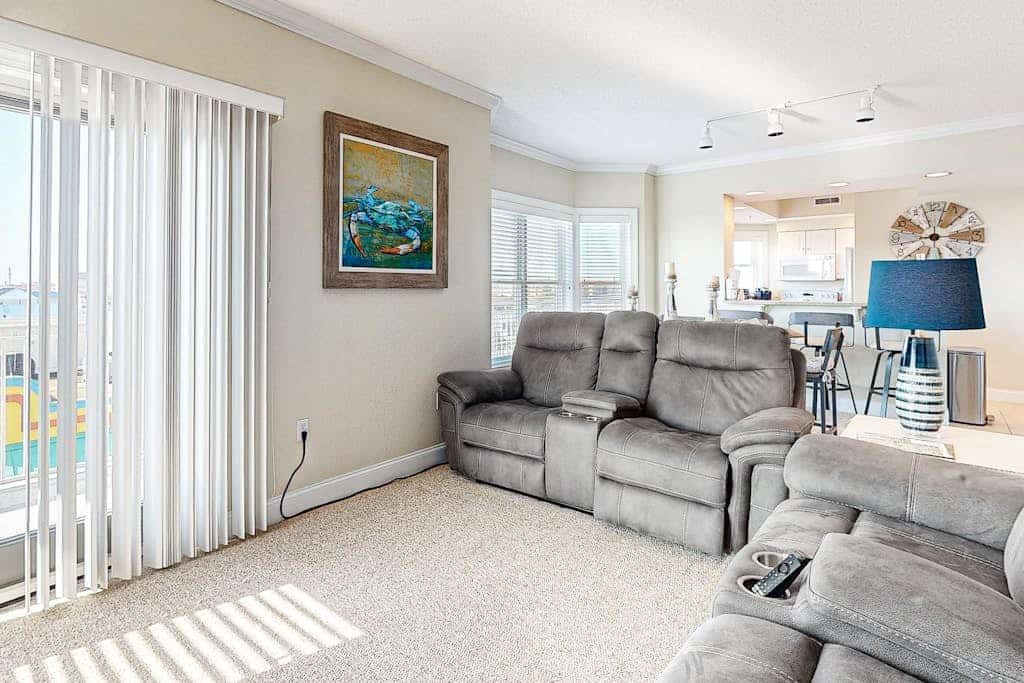 3rd-floor condo 1 block from ocean with pool, balcony, outdoor shower, W/D, AC