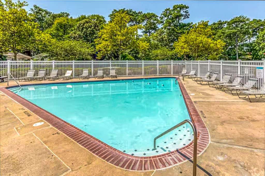 Ground-floor condo with pool & fenced patio - 4 blocks to the beach