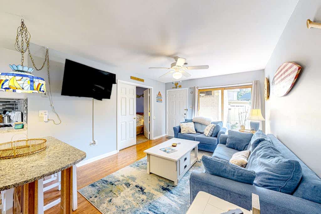 Ground-floor condo with pool & fenced patio - 4 blocks to the beach