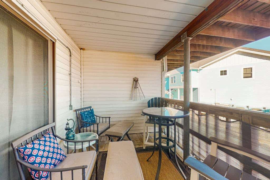 Sun-filled coastal retreat near beach & parks w/balcony, shared pool, W/D & AC