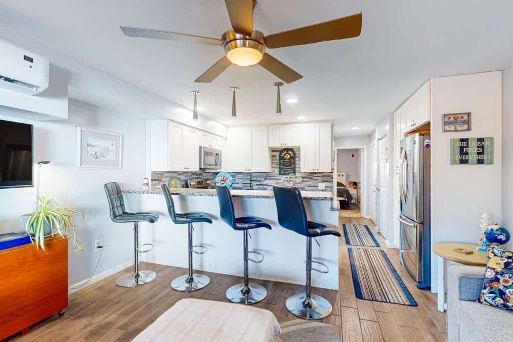 Sun-filled coastal retreat near beach & parks w/balcony, shared pool, W/D & AC