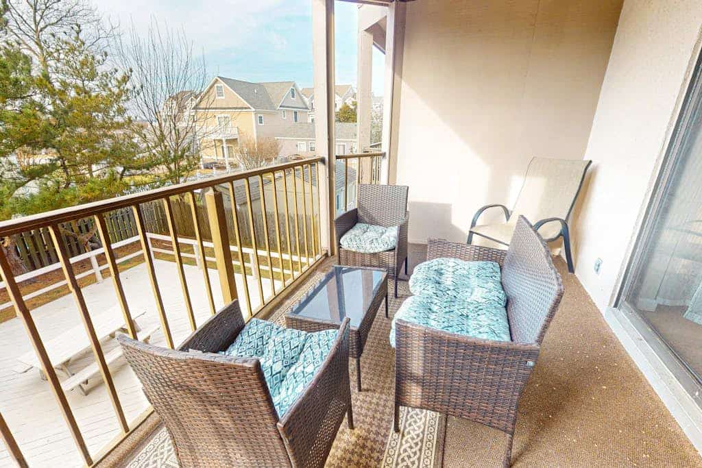 Comfortabl bayside condo w/shared pool, balcony, full kitchen, W/D, & central AC
