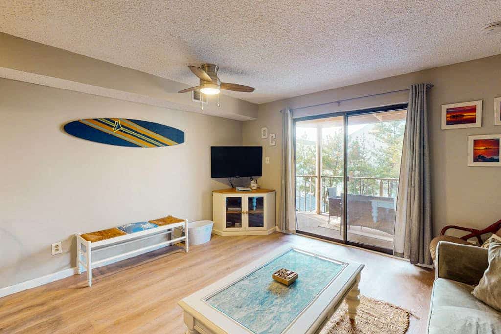 Comfortabl bayside condo w/shared pool, balcony, full kitchen, W/D, & central AC
