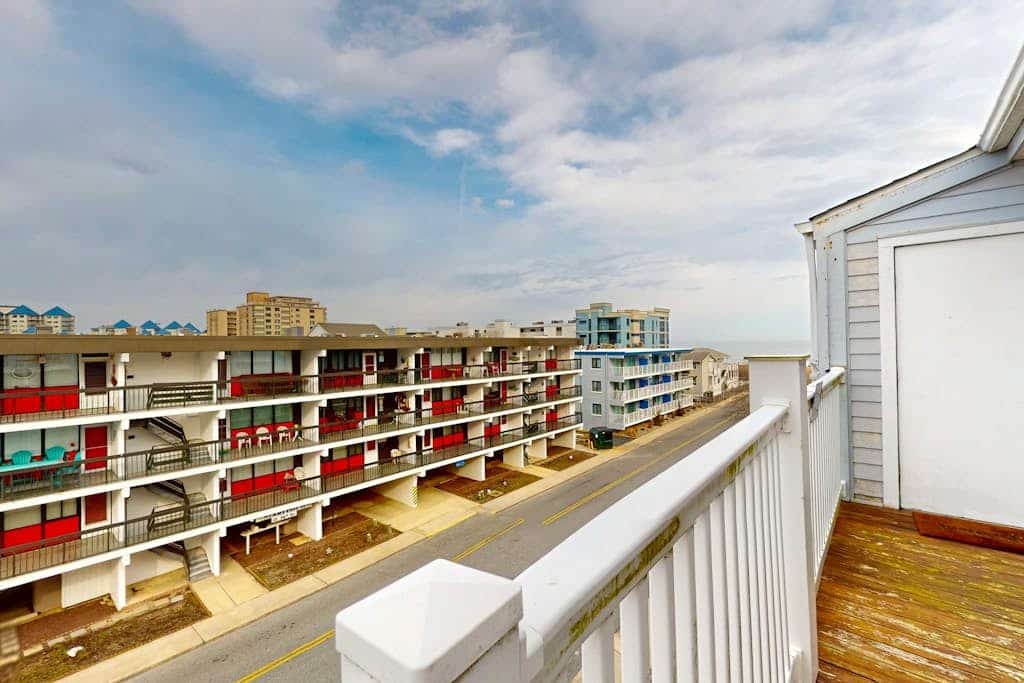 Pristine condo w/balcony, shared pool, A/C & Wifi & just steps to the beach