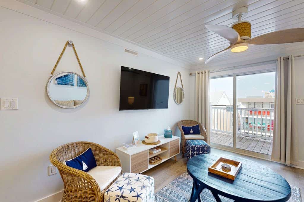 Pristine condo w/balcony, shared pool, A/C & Wifi & just steps to the beach
