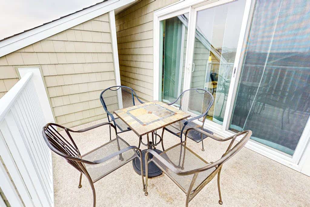 Sunny condo w/balconies, full kitchen, A/C & Wifi & close to parks & the beach