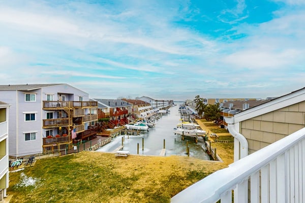 Sunny condo w/balconies, full kitchen, A/C & Wifi & close to parks & the beach