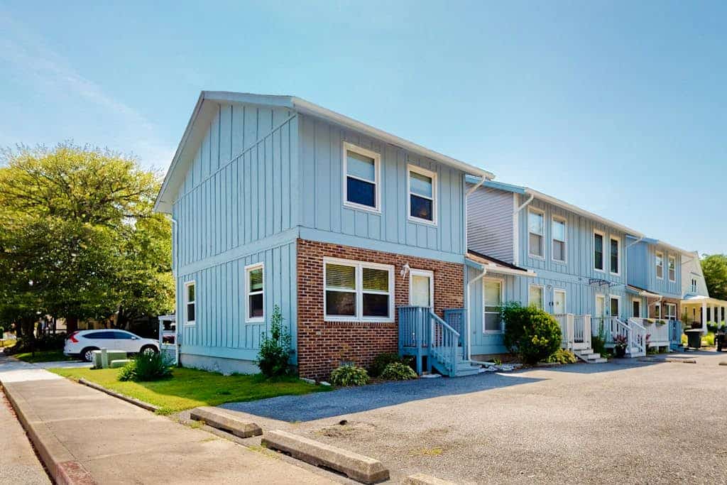 Quiet townhome 3 blocks from beach with balcony, AC, & W/D - near bars/dining
