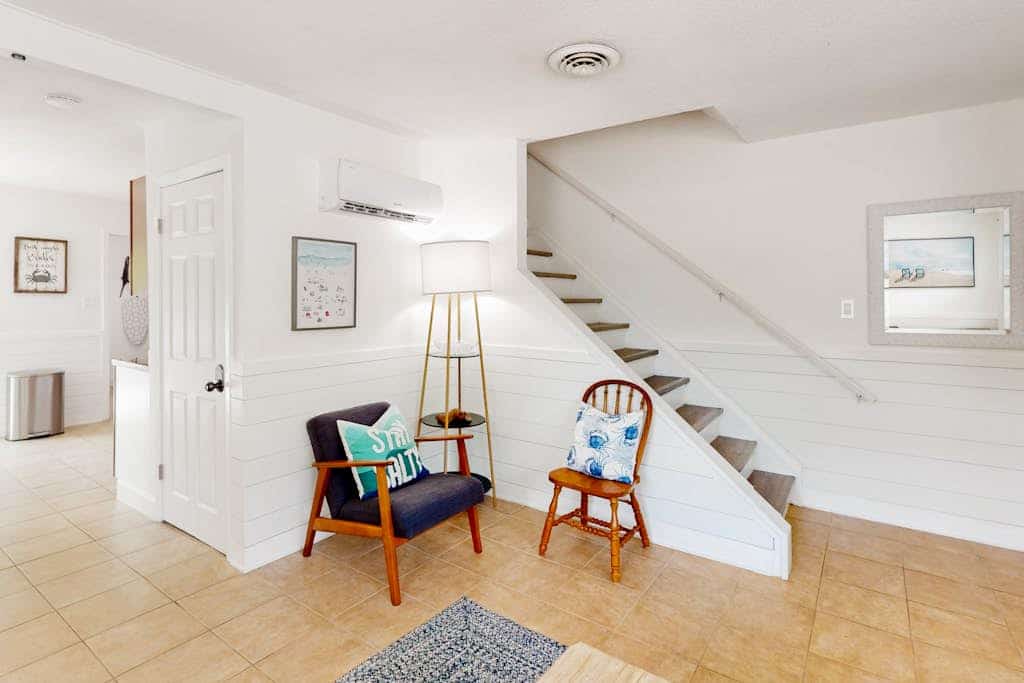 Quiet townhome 3 blocks from beach with balcony, AC, & W/D - near bars/dining