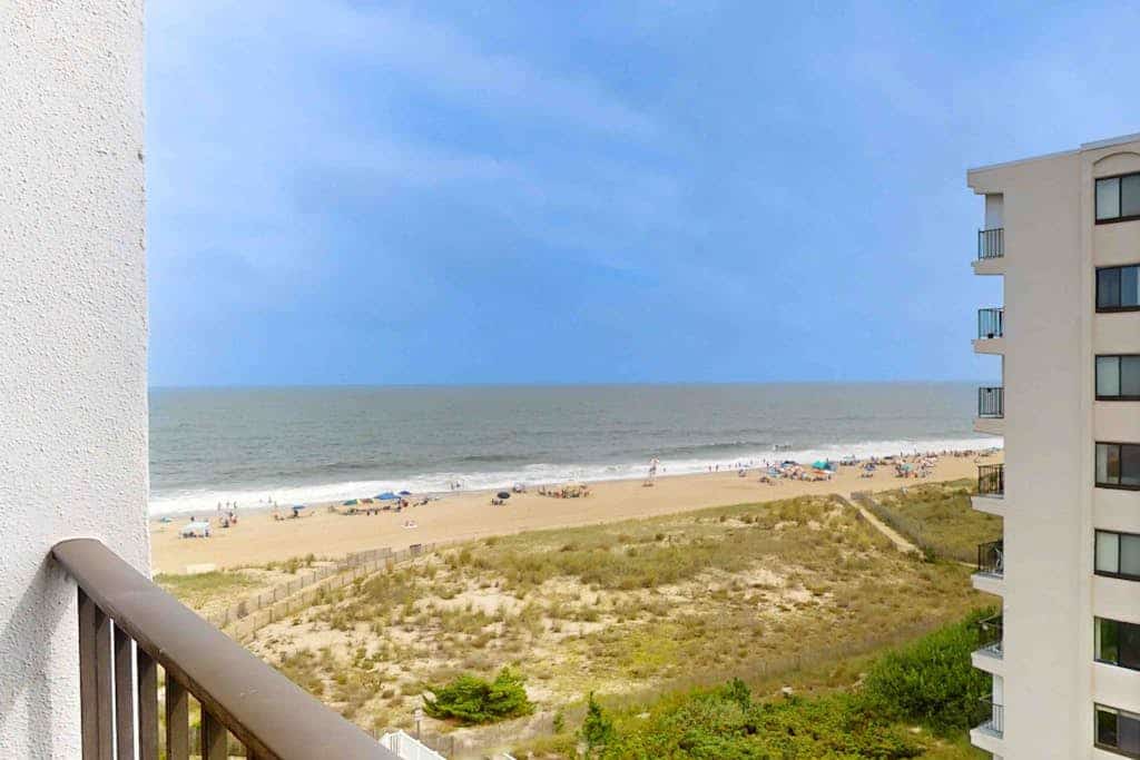 Luxury Ocean View Condo w/Shared Olympic Pool, Tennis, balcony & WiFi
