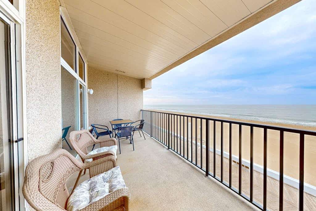 Spacious Oceanfront - condo on the Boardwalk w/balcony, WiFi, washer/dryer & AC