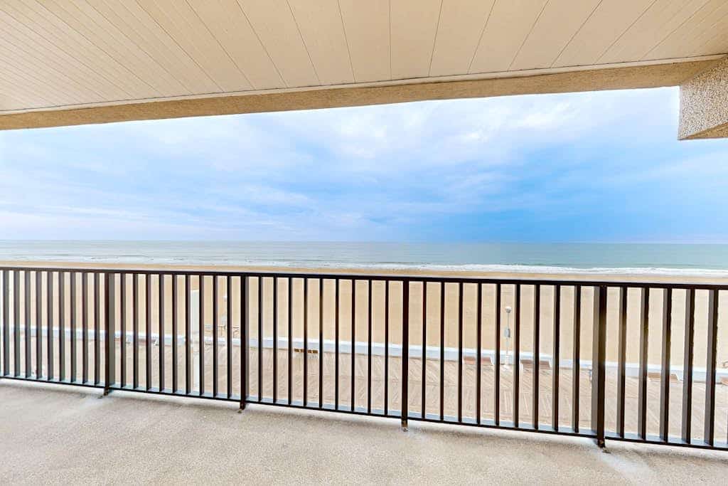 Spacious Oceanfront - condo on the Boardwalk w/balcony, WiFi, washer/dryer & AC