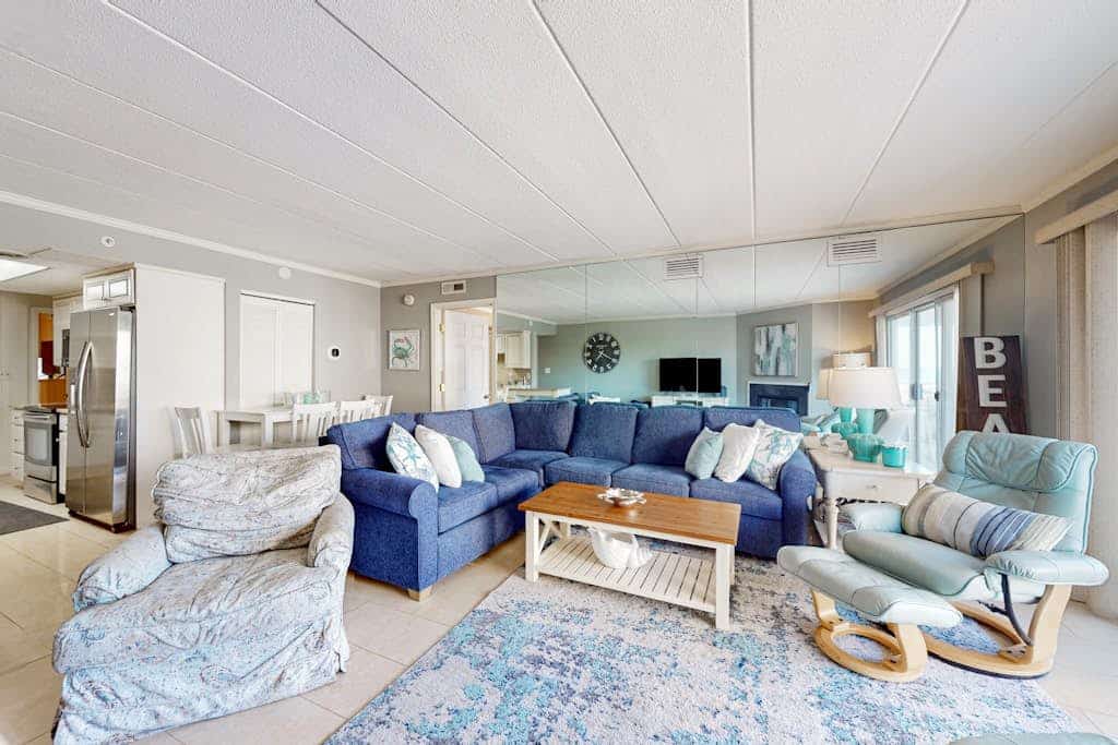 First floor Beach-view condo, steps to the beach, with pool, balcony, WiFi & W/D