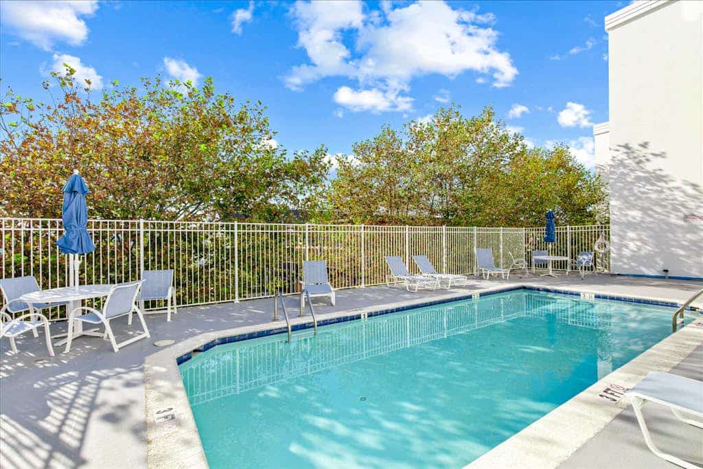 First floor Beach-view condo, steps to the beach, with pool, balcony, WiFi & W/D
