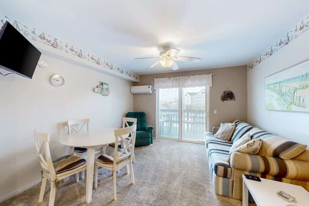 Sun-filled coastal retreat near parks & the beach, w/balcony & shared pool