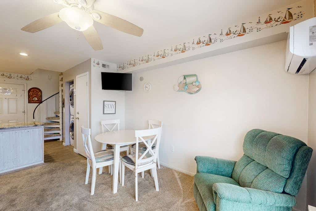 Sun-filled coastal retreat near parks & the beach, w/balcony & shared pool