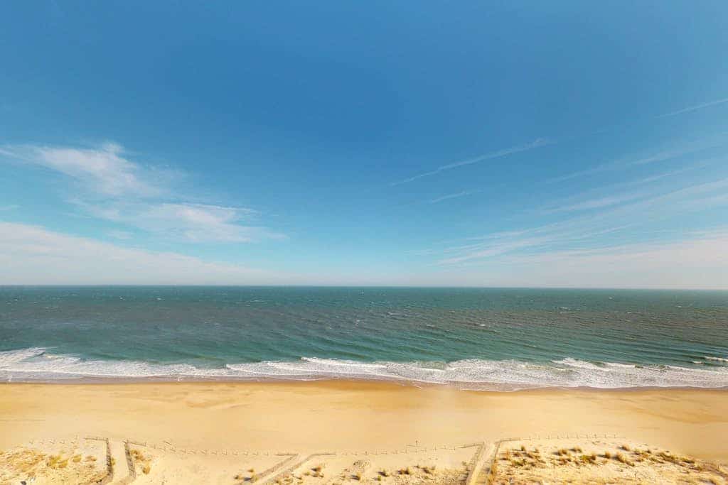 Luxury beachfront condo w/shared indoor & outdoor pools, free WiFi & ocean views